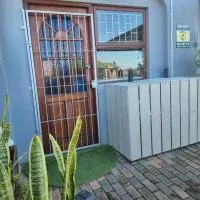 At Lilac Cottage, Jeffreys Bay Cozy stay for 2 & Business traveling，位于杰弗里湾的酒店