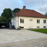 To værelser med dobbeltsenge tæt på E45 og banegården i Rødekro Værelserne deler bad Kælderværelser med egen indgang,位于Rødekro的酒店