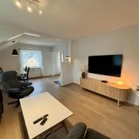 Bright apartment with a view by the sea，位于Hjelset的酒店