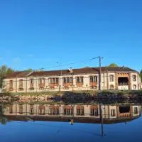 le relais Perrusson, Bed and breakfast et camping à la tuilerie，位于Écuisses的酒店