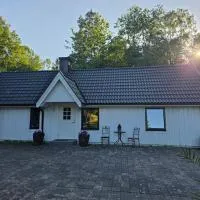 Mysigt hus på 40 kvm i Målaskog，位于Ryssby的酒店