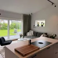 Modern nybyggd lägenhet med hotellkänsla intill sjön Gerdsken，位于阿灵索斯的酒店