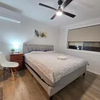 Entire House, 4BR, Secure Backyard, Free WIFI,位于Kingswood的酒店