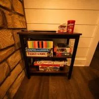 2BR Private Cabin - HotTub - Fire Pit - BBQ - Patio，位于布罗肯鲍的酒店
