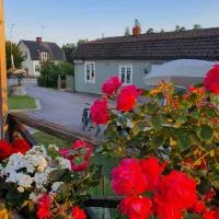 Gästhus i centrala Nybro i anslutning till boningshuset，位于尼布鲁的酒店