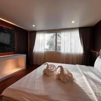 Triples Sunset Beach，位于芭东海滩的酒店