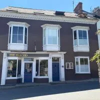 Bear House B&B, Ensuite room above the Brachio Cafe, Colyton，位于Colyton的酒店