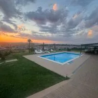 Luxury Villa Rafaela Οικογενειακή βίλα με ιδιωτική πισίνα, BBQ κ παιχνίδια Ιδανική για οικογένειες με παιδια，位于格雷韦纳的酒店