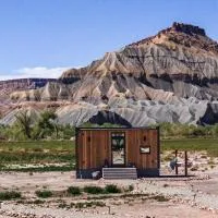 Modern Glass Retreat by Capitol Reef，位于托里的酒店