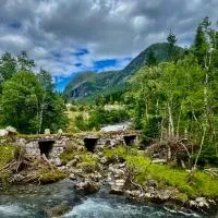 Haukedalen mountain panorama river view，位于Holsa的酒店