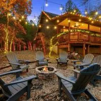 Secluded Creekside Waterfront Cabin • Hot Tub Fun，位于斯蒂芬斯穴窟的酒店