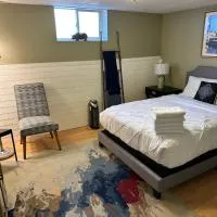 1 Bedroom Basement Apartment Owen Sound，位于欧文桑德的酒店