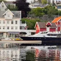 Boat Included, Waterfront Villa, Bergen,位于林多斯的酒店