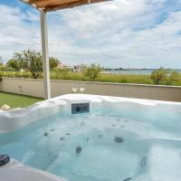 Beachfront Reiterer Villa V1 with Jacuzzi 30 meters from the Beach - CROWONDER LUXURY RENT，位于普利拉卡的酒店