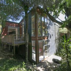 Ted's Cottage near Little Oneroa Beach by Waiheke Unlimited
