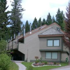 Akiskinook Resort on Lake Windermere - 1 Bedroom Condo - Sleeps 4 - Indoor Pool - Hot Tub - Sandy Beach - Hot Springs - Golf - 12 Courses - Walk to Town - Shopping - Dining - Local Pubs