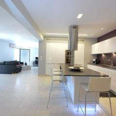 Spacious Fully Equipped 3BD 2Bath Apt in the heart of city with Balconies AC and fast WIFI #2