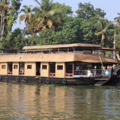 Friends Cruise, Nightstay Houseboat-VACCINATED STAFF