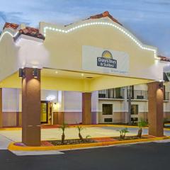 Days Inn & Suites by Wyndham Tampa - Ybor City