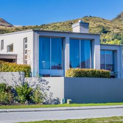 Affordable Arrowtown Perfect for 1-2 Adults with Child under 16 in adjacent bedroom