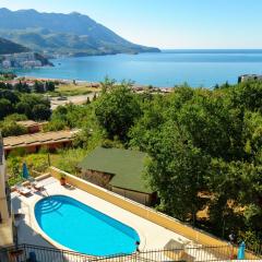 Apartment with pool