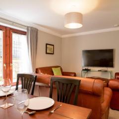 JOIVY Elegant 2 bed, 2 bath flat, patio and free parking