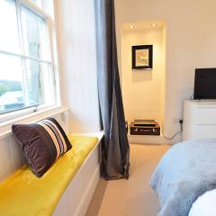 JOIVY Modern city centre 1-bed next to Calton Hill