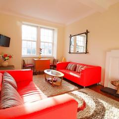 JOIVY Bright and cosy 2BR Apt with workspace in New town, 5mins to Princes St