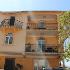Yellow House - Vaja