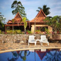 Family-friendly house, a few steps from the pool and close to the ocean.