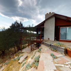 Hideout Ft Abajo 2 BR Cabin, Stunning Views, Secluded!