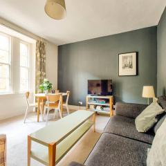 JOIVY Amazing Location! Lovely Rose St Apt in New Town