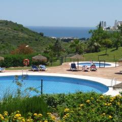 CASARES appart 2 ch dans parc tropical avec vue sur mer, montagne et piscine