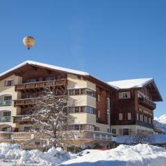 Hotel Schwarzer Adler mit Vilsalpsee Bähnchen