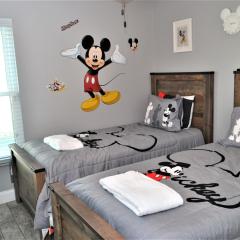 Mickeys Landing - Luxurious 4BR with 2 Master Suites, Privacy Fenced Pool & Hot Tub BBQ Game RM 2 miles to Disney!