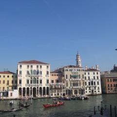 LOFT OVERLOOKING THE GRAND CANAL