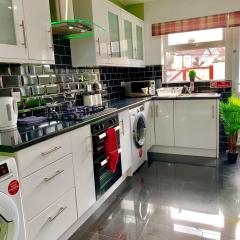 London 2 Bedroom Apartment, Kitchen, Reception and Private Garden