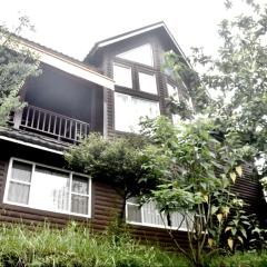 Yiyue Guanhe Homestay 倚月觀荷民宿