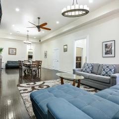 Stylish 4BR condo in Downtown by Hosteeva