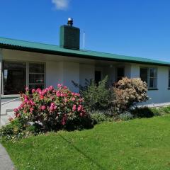 Super Central Cosy Greytown House with Garage