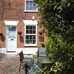 Secret Cottage, Wivenhoe - Charming, Cosy, Convenient & Quiet, 2 x Double Bed Period Cottage PLUS Patio - 6 min walk train, 2 min walk High Street Pubs, Restaurants, Shops