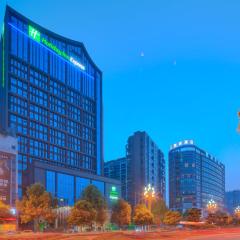 乐山广场智选假日酒店高铁站和乐山大佛