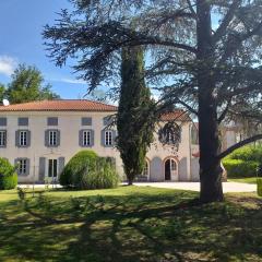 Chez Celine et Philippe Chambre atelier dans propriété de charme avec piscine