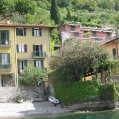 CASA IN RIVA AL LAGO