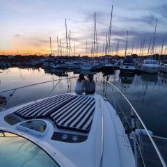 Y-Knot-Two Bedroom Luxury Motor Boat In Lymington