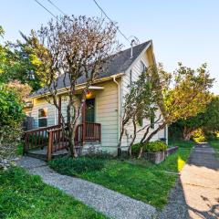 Dunrovin Vintage Beach Cottage - 1 Bed 1 Bath Vacation home in Port Orford