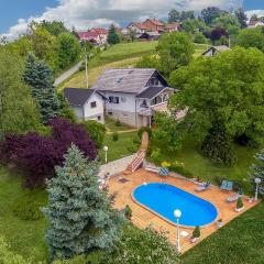 Holiday Home With Pool Near Varaå¾Din