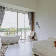 White Wall Riverfront Hotel