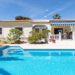 Charming one-floor villa with private pool in Los Balcones
