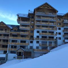 *NEW* Bellevue D’Oz Ski In Ski Out Luxury Apartment (8-10 Guests)